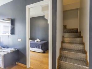 3 chambres, coffres-forts dans les chambres, fer et planche à repasser