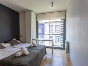 3 chambres, coffres-forts dans les chambres, fer et planche à repasser