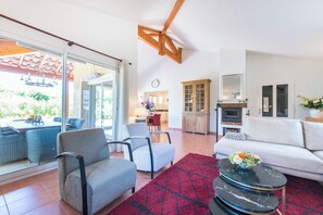 Télévision, cheminée, lecteur de DVD, chaîne hi-fi