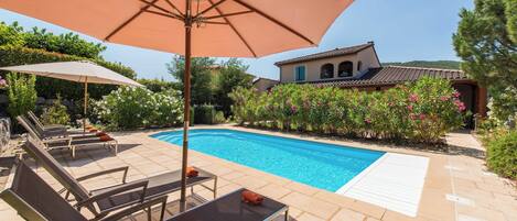 Een verwarmd zwembad