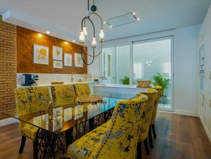 Fridge, microwave, oven, dishwasher - A la luna de Valencia, 4-6 pax, 2 Bedrooms & 2 Bathrooms in downtown Valencia (Valencia)