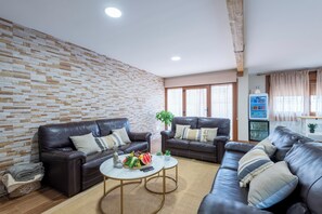 Smart TV, books, stereo