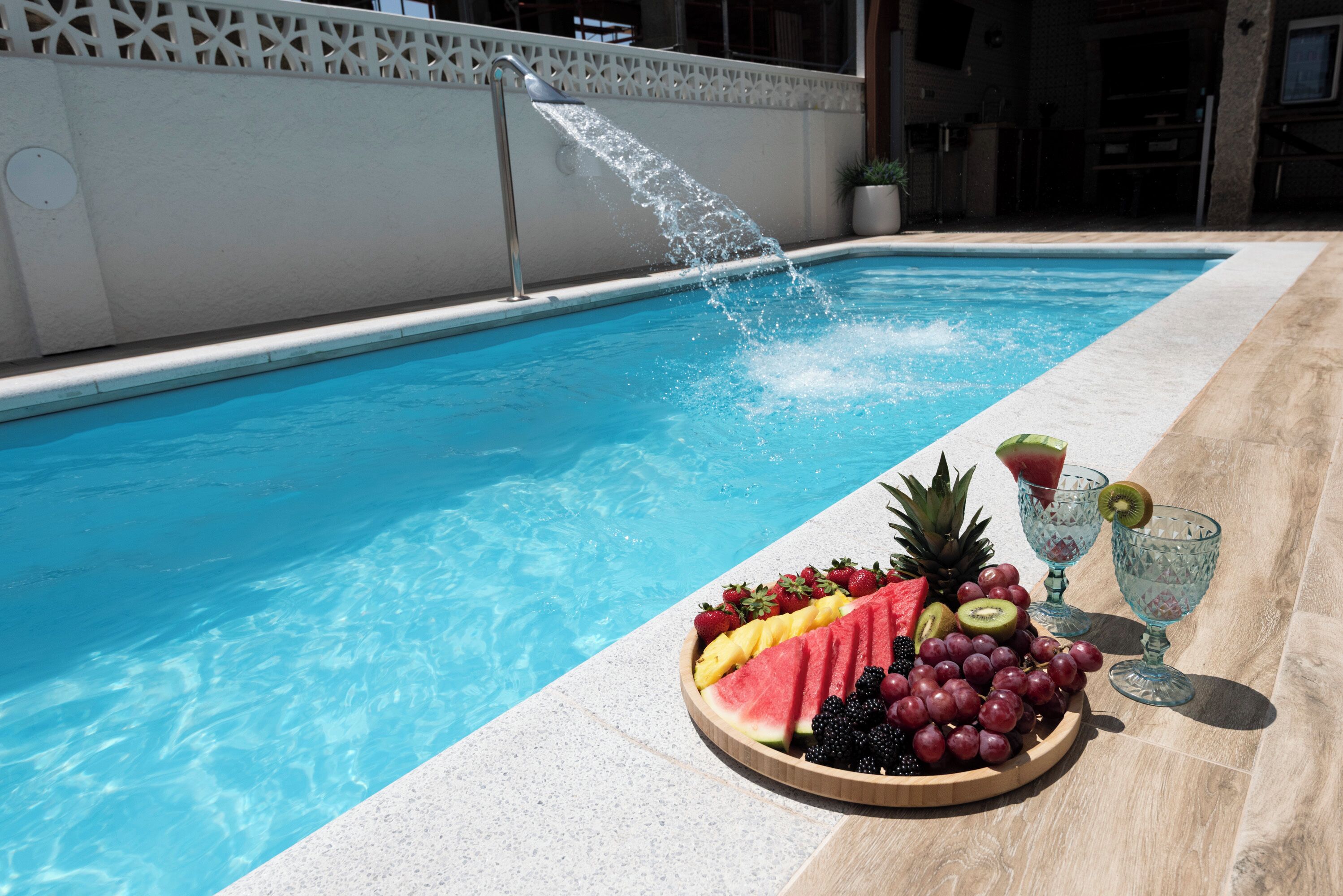 Una piscina al aire libre