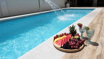 Una piscina al aire libre