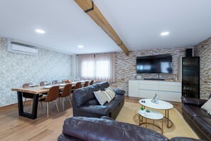 Smart TV, books, stereo