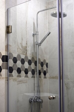 Deluxe Apartment (Alpinia) | Bathroom shower