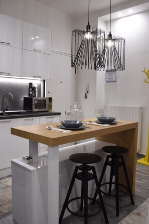 Fridge, microwave, oven, stovetop - Alpinia Deluxe Apt Must (Thessaloniki)