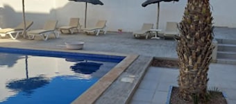 CHATEAU PIED DAN LEAU AVEC UNE GRANDE PISCINE