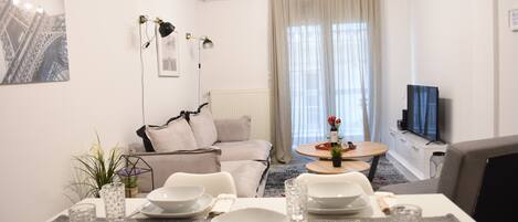 Deluxe Apartment (Heliconia) | In-room dining