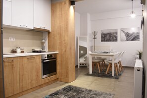 Deluxe Apartment (Heliconia) | Private kitchen | Full-sized fridge, microwave, oven, stovetop - Heliconia Deluxe Apt Must (Thessaloniki)