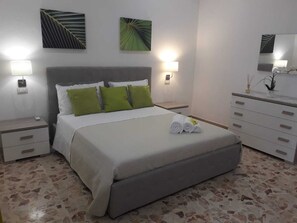 3 bedrooms, iron/ironing board, WiFi, bed sheets - Alemar Siracusa ideal for visiting the city  (Siracusa)