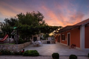 Outdoor dining - Dalmatica Moderna - Holiday Home in Trogir Countryside with Heated Pool (Bristivica)