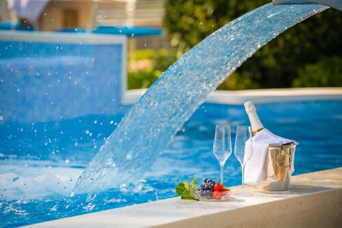 Dalmatica Moderna - Holiday Home in Trogir Countryside with Heated Pool