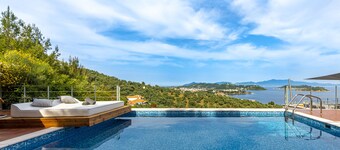 IO. DELUXE 2ΒR, 2 BTHR. VILLA MET PRIVE ZWEMBAD EN PRACHTIG UITZICHT OP ZEE 