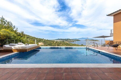 IO.DELUXE 2ΒR, 2 BTHR.VILLA WITH PRIVATE POOL  AND STUNNING SEA VIEWS 