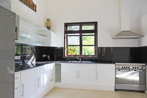 Microwave, coffee/tea maker, cookware/dishes/utensils