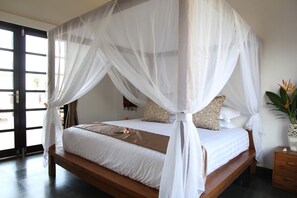 5 bedrooms, iron/ironing board, Internet, bed sheets - Villa Tri Murti, Lovina beach villa with private swimming pool at - up to 10 people (Temukus)