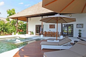 Outdoor dining - Villa Tri Murti, Lovina beach villa with private swimming pool at - up to 10 people (Temukus)