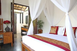 5 bedrooms, iron/ironing board, internet, bed sheets - Villa Tri Murti, Lovina beach villa with private swimming pool at - up to 10 people (Temukus)