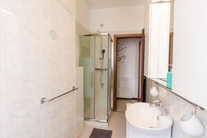 Shower, free toiletries, bidet