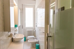 Shower, free toiletries, bidet