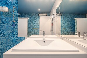 Douche, séchoir à cheveux, bidet, serviettes fournies