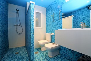 Een douche, een haardroger, handdoeken