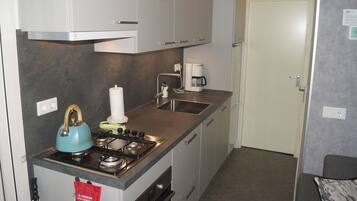 Een koelkast, een magnetron, een oven, een kookplaat