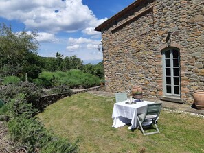 Outdoor dining - Relaxing and stilish home only 30 minutes from Florence in Chianti Region (San Polo in Chianti)