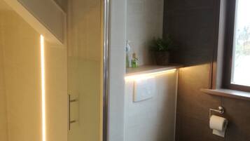 Bathtub, hair dryer, towels, toilet paper