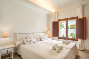 3 bedrooms, iron/ironing board, free WiFi, bed sheets