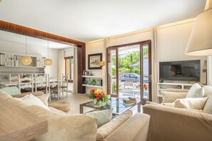 TV, peis, DVD-spiller og bøker