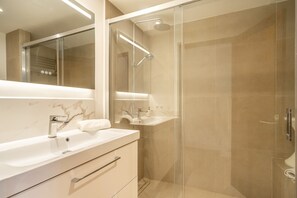 Badekar, hårføner og håndklær