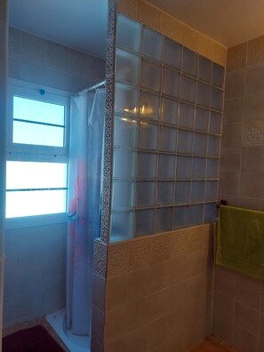 Bathtub, hair dryer, bidet, towels - Finca Los Rosales, rural house located in the La Lajita Valley, Fuerteventura. (La Lajita)