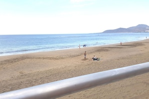 Plage, chaises longues, serviettes de plage