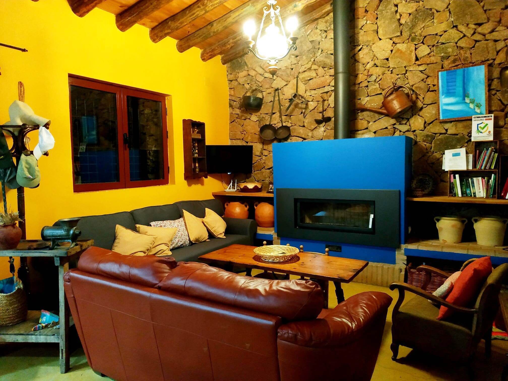 Een smart-tv, een open haard, een dvd-speler en een tafeltennistafel