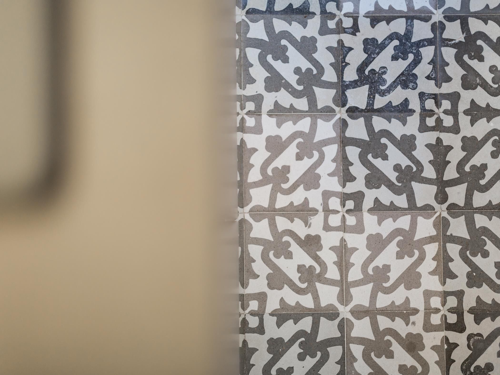 Um close-up de um azulejo com padrão e design simétrico.