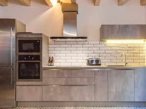 Refrigerador, microondas, horno y cafetera y tetera 