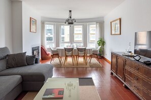 Een smart-tv en boeken