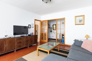 Een smart-tv en boeken