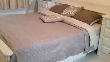 2 slaapkamers, een strijkplank/strijkijzer, gratis wifi, beddengoed