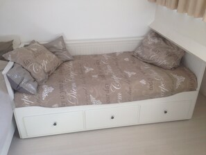 2 bedrooms, iron/ironing board, free WiFi, bed sheets