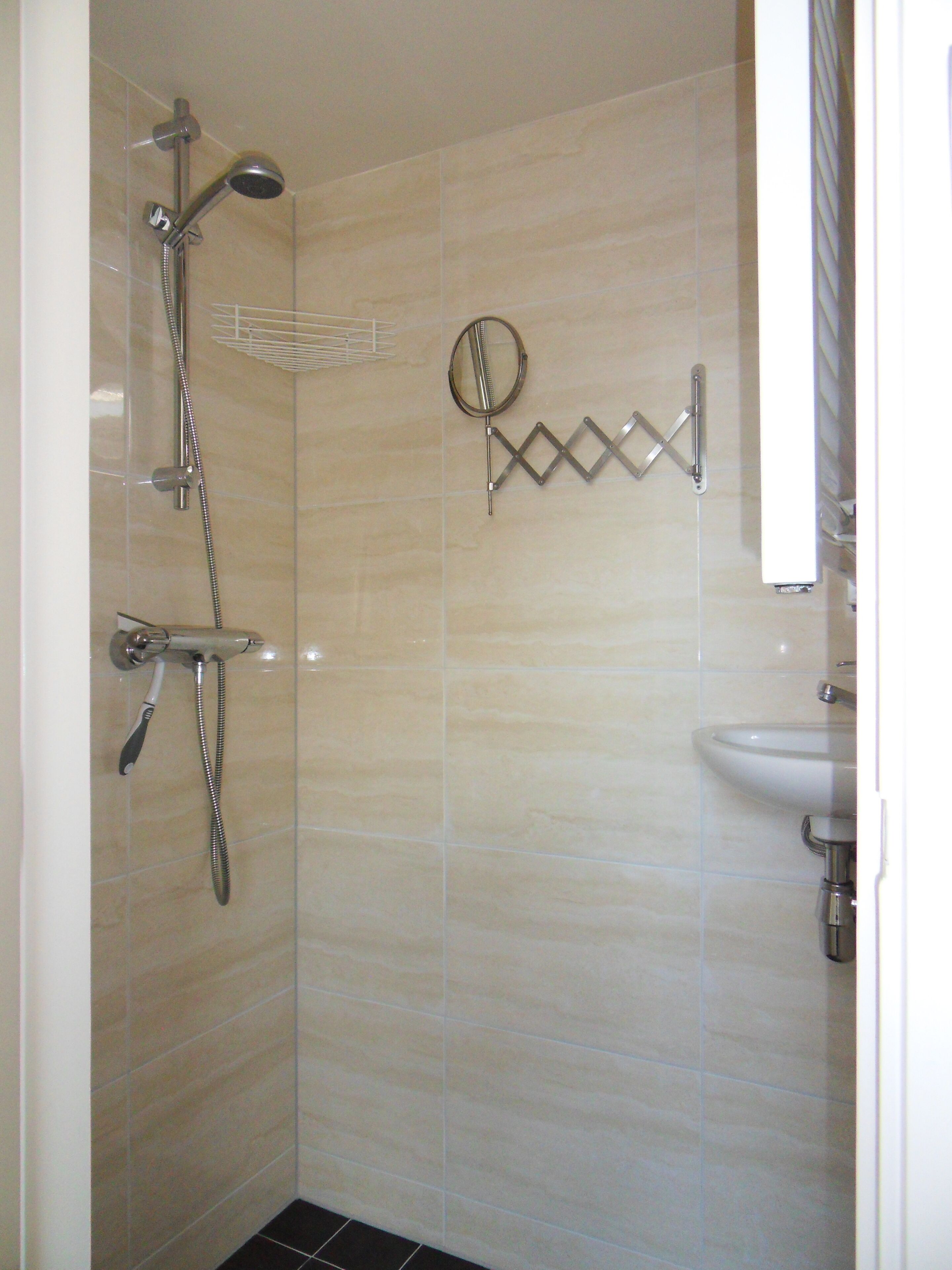 Douche, séchoir à cheveux, serviettes fournies, savon