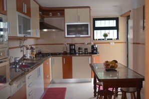 ثلاجة، ميكروويف، ماكينة لصنع القهوة/الشاي، مستلزمات طهي/أطباق/أوعية