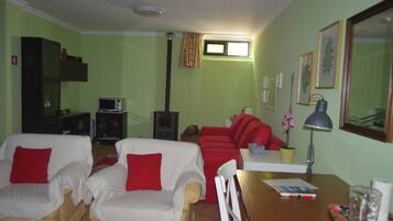 Flat-screen TV, fireplace