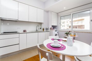 Refrigerador, microondas, horno y lavavajillas 