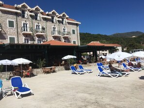 Outdoor dining - 5 min Walk to the Beach,  Wi-Fi, Aircon, Parking, family friendly (HN)