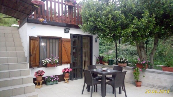 Outdoor dining - Rural house immersed in the quiet of the Molise countryside (Castropignano)