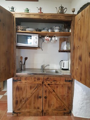 Refrigerador, microondas, parrilla de estufa y cafetera y tetera 