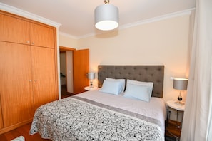 1 slaapkamer, een strijkplank/strijkijzer, internet, beddengoed